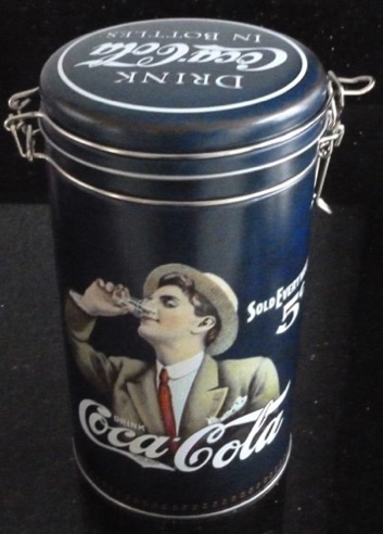 7642-1 € 5,00 coca cola voorraadblik met klem sluiting man met fles doorsnee 11 cm hoogte 19 cm